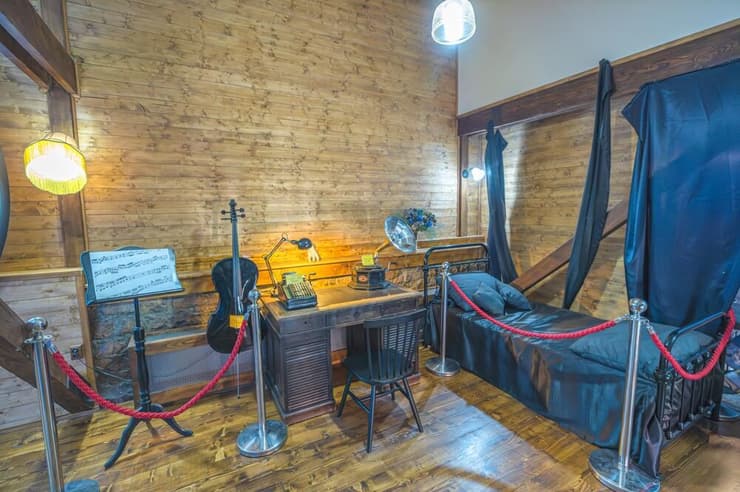 אווירה גותית בחדר המשוחזר ל וונסדיי אדמס בטירת קנטקוזינו