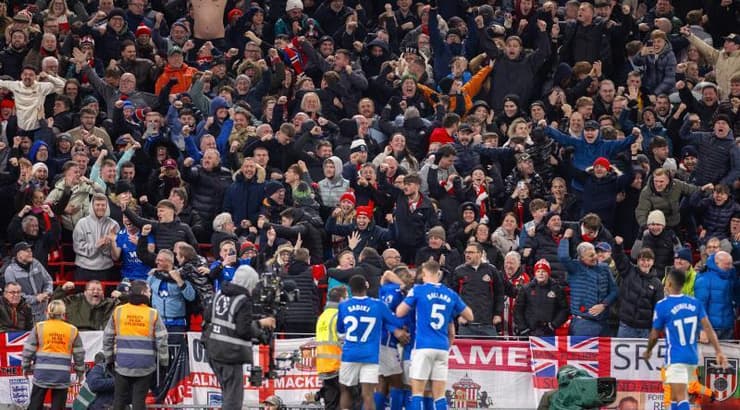 שחקני סנדרלנד חוגגים עם הקהל