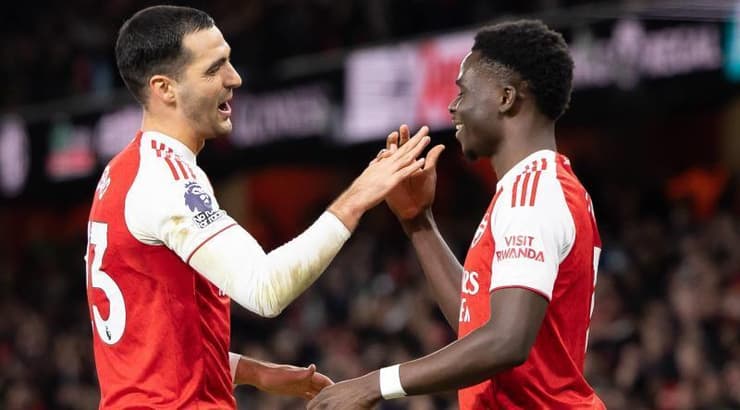 בוקאיו סאקה ומיקל מרינו חוגגים