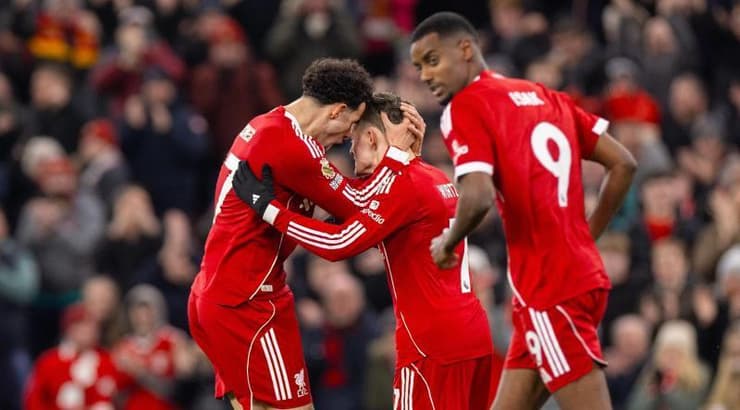 קרטיס ג'ונס חוגג עם פלוריאן וירץ