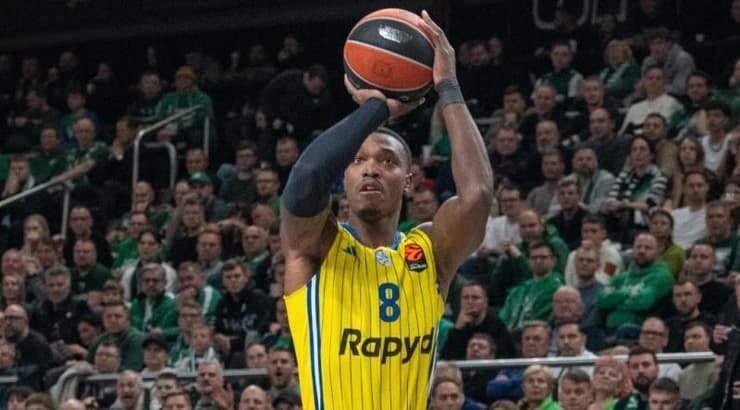 לוני ווקר זורק מחוץ לקשת