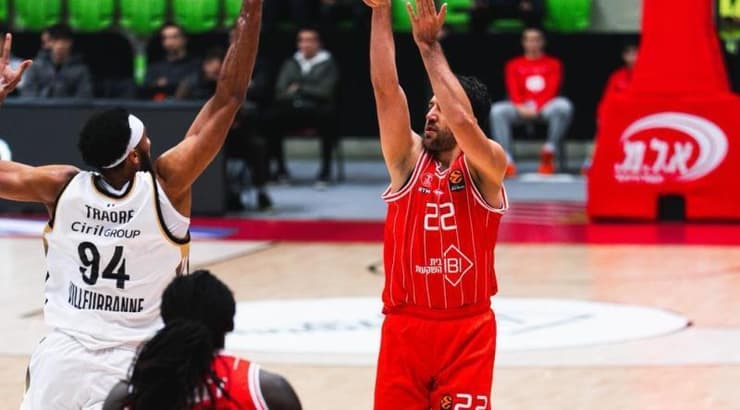 וסיליה מיציץ' זורק (הפועל תל אביב) וסיליה מיציץ' זורק