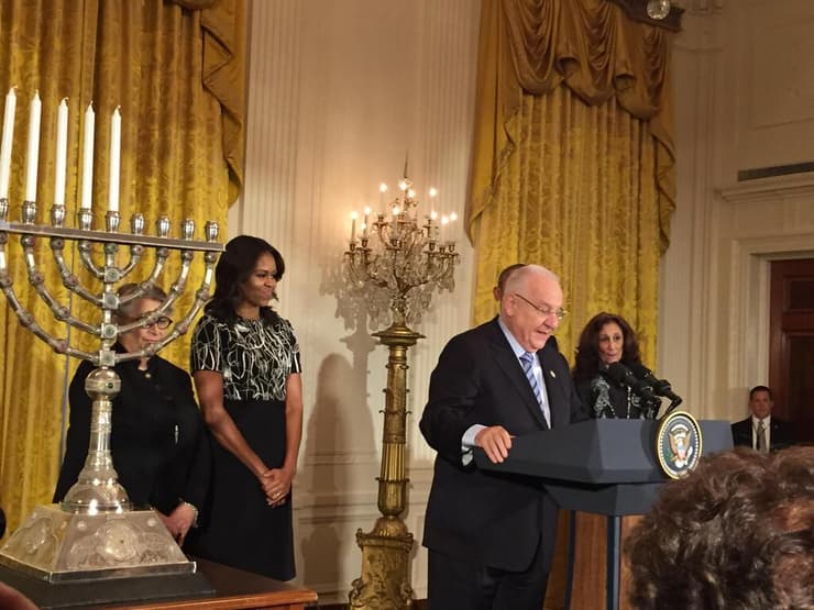 מישל אובמה בביקור בשנת 2015 בבית הנשיא, בתקופת ריבלין, כשברקע החנוכייה (צילום: באדיבות בית הנשיא) מישל אובמה בביקור שנערך בשנת 2015 בבית הנשיא, כשברקע החנוכייה של משפחת ימיני
