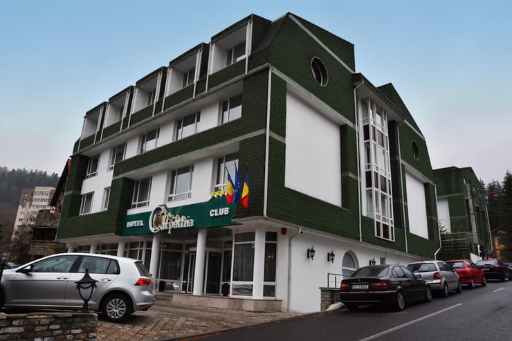 פנים ארמון קנטקוזינו בסגנון ניאו־רומני בעמק פרטהובה. אולם הכבוד שבו מוצגת אוסף הסמלים ההרלדיים של שושלת קנטקוזין.