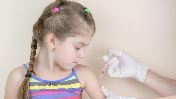 מומחים מעודדים הורים לחסן את ילדיהם נגד שפעת. אילוסטרציה (צילום: shutterstock) ילדה מקבלת חיסון נגד שפעת