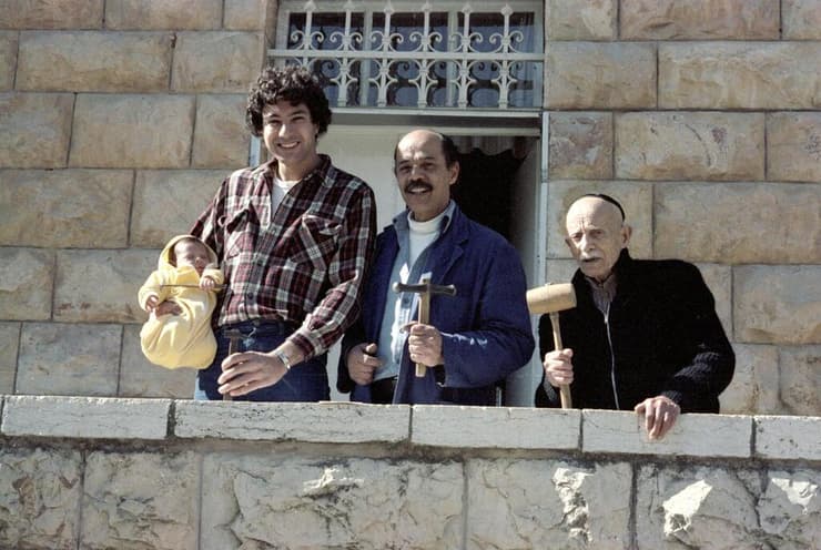 הסב, האב, הנכד והנין לבית ימיני, 1981 (צילום: באדיבות בועז ימיני) הסב, האב, הנכד והנין לבית ימיני, 1981