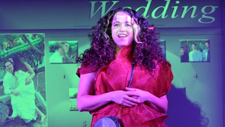 "רוקדת על כל החתונות". פסטיבל תיאטרון קצר 2025