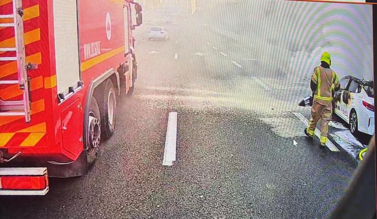 רכב עולה באש בנתיבי איילון