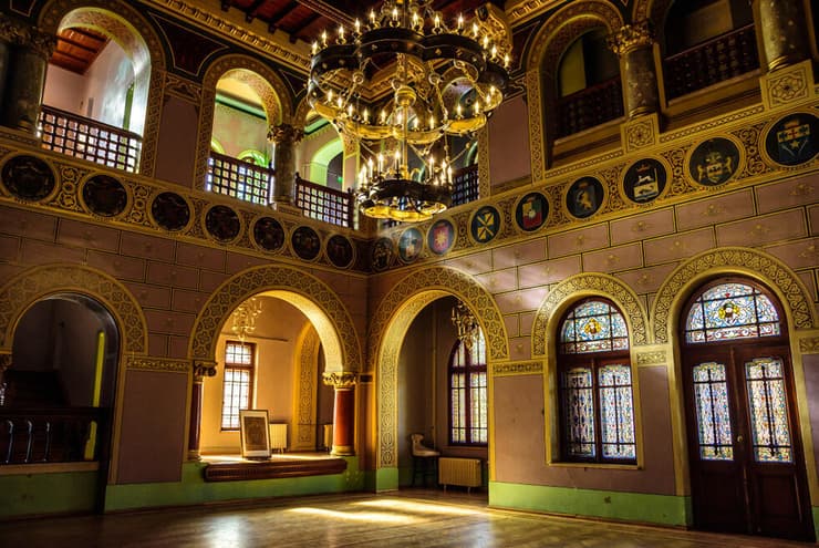 פנים ארמון קנטקוזינו בסגנון ניאו־רומני בעמק פרטהובה. אולם הכבוד שבו מוצגת אוסף הסמלים ההרלדיים של שושלת קנטקוזין.