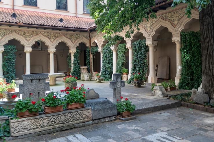 החצר היפהפייה של מנזר וכנסיית סטברופולאוס בבוקרשט, רומניה.