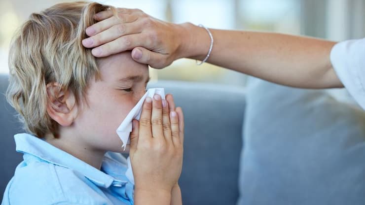 "זן אלים במיוחד, יש הרבה ילדים שחווים חום גבוה מאוד" (צילום: shutterstock) ילדה חולה