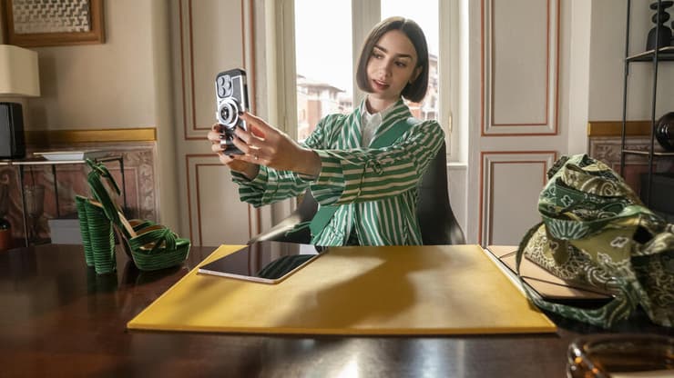 מתוך "אמילי בפריז" עונה 5 (CAROLINE DUBOIS/NETFLIX) מתוך "אמילי בפריז" עונה 5