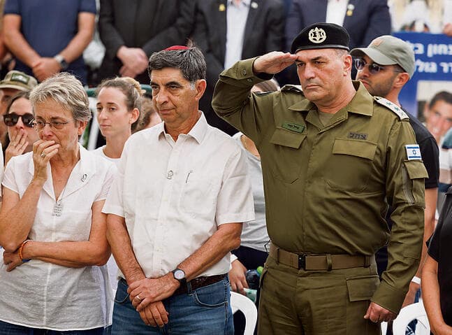 שמחה ולאה גולדין עם הרמטכ"ל זמיר מול הקבר. "הוא בא להגיד 'אני מביא את הדר'" | צילום: זיו קורן