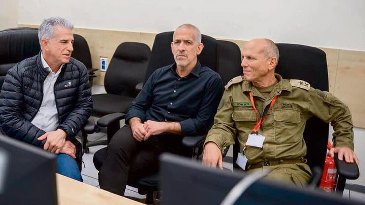 "התעקשנו שרק אנחנו מנהלים את המגעים": אלון (מימין), רונן בר ודדי ברנע, ינואר 2025 "התעקשנו שרק אנחנו מנהלים את המגעים": אלון (מימין), בר וברנע, ינואר 2025