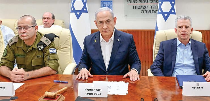 זה שיוצא (מימין) ברנע, וזה שנכנס (משמאל)  גופמן, בהערכת מצב עם ראש הממשלה נתניהו | צילום: אבי אוחיון לע"מ