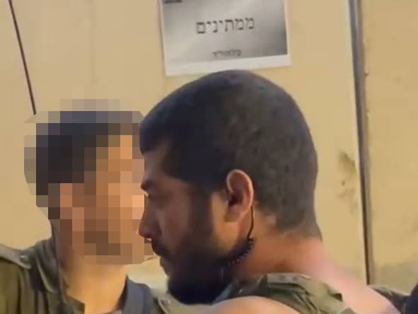 סגן יוחאי דוכן ב-7 באוקטובר, עם הווסט. "הוא הבין שיש כאוס טוטאלי" (צילום: באדיבות המשפחה) סגן יוחאי דוכן ב-7 באוקטובר