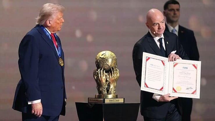 נשיא ארה"ב דונלד טראמפ לצד נשיא פיפ"א ג'אני אינפנטינו, פרס פיפ"א לשלום