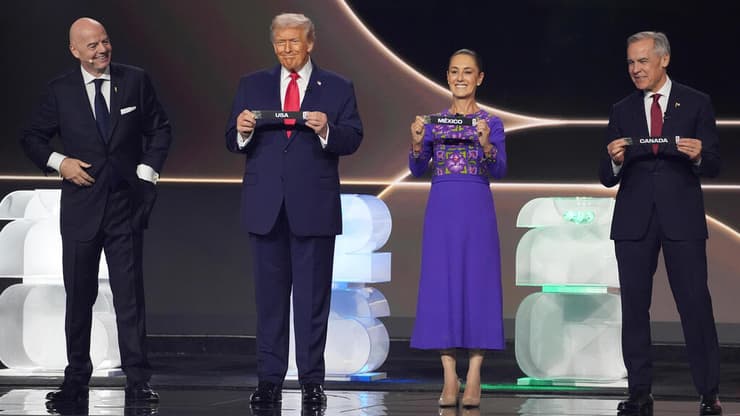 נשיא ארה"ב דונלד טראמפ לצד נשיא פיפ"א ג'אני אינפנטינו, נשיאת מקסיקו קלאודיה שיינבאום וראש ממשלת קנדה מארק קרני