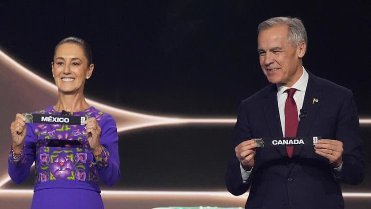 נשיא ארה"ב דונלד טראמפ לצד נשיא פיפ"א ג'אני אינפנטינו, נשיאת מקסיקו קלאודיה שיינבאום וראש ממשלת קנדה מארק קרני