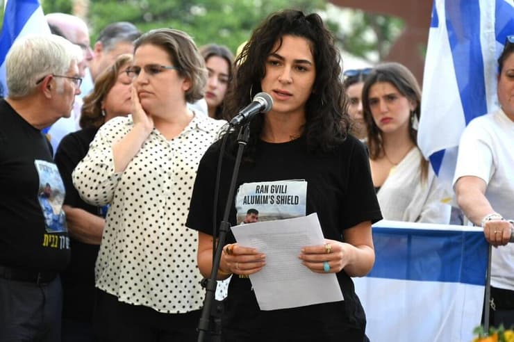 שירה גואילי, אחותו של החלל החטוף רן גואילי, בכיכר החטופים 