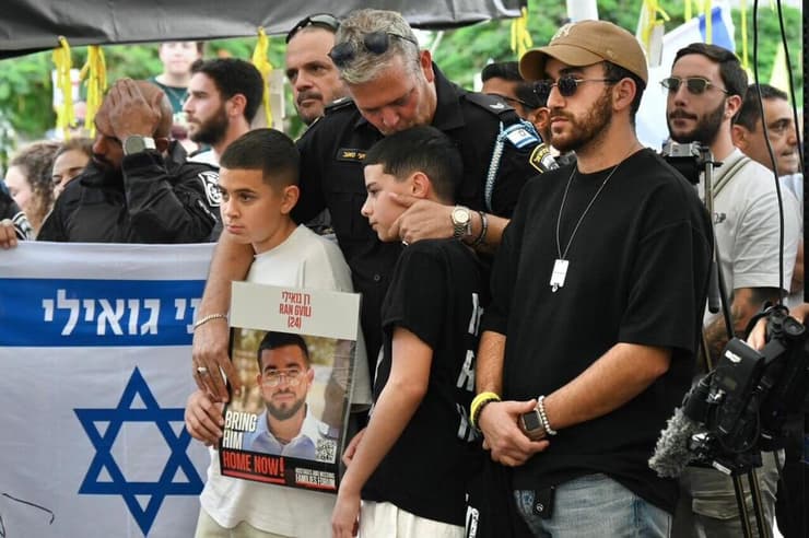 קבלת השבת בכיכר החטופים