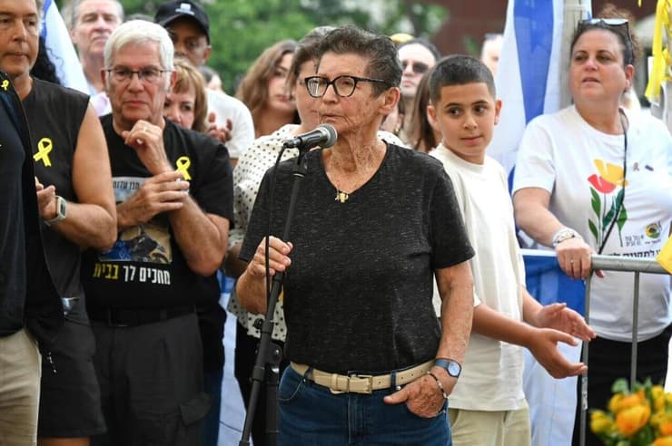 קבלת השבת בכיכר החטופים