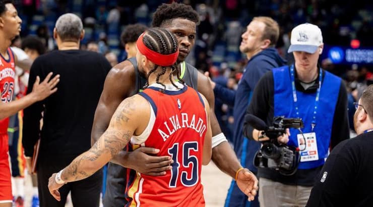 אנתוני אדוארדס מחבק את חוסה אלבראדו