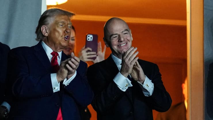 נשיא ארה"ב דונלד טראמפ לצד נשיא פיפ"א ג'אני אינפנטינו