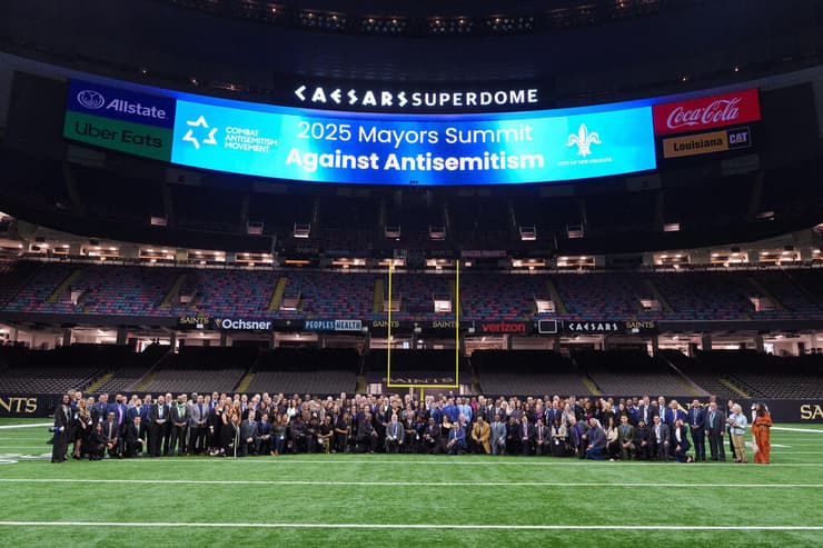 תמונה קבוצתית באיצטדיון של משתתפי הכנס (צילום: Paul Morse Photography) תמונה קבוצתית באיצטדיון של משתתפי הכנס