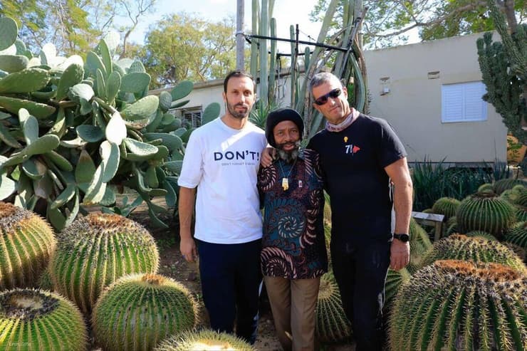 המלך עם בנו ונכדו של עודד ליפשיץ ז״ל בגן הקקטוסים של עודד בקיבוץ ניר עוז