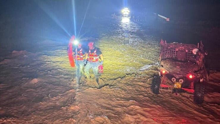 חילוץ ליד באר אורה (צילום: תיעוד מבצעי - מחוז דרום) חילוץ אזרחים מהשיטפון בדרום