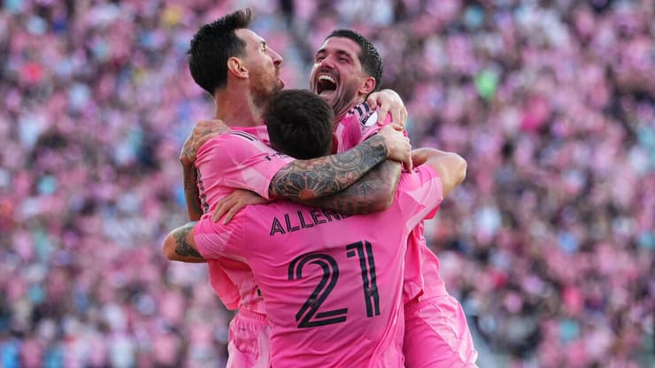 לאו מסי חוגג עם טאדו איינדה ורודריגו דה פול