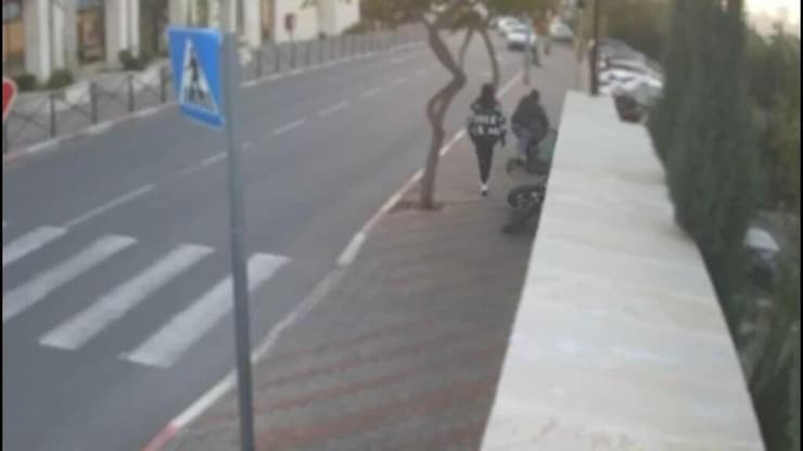 מפילים לקרקע - ותוקפים באכזריות. התיעוד מירושלים (צילום: דוברות המשטרה) תיעוד מהתקיפה הקשה של עובד התברואה בירושלים