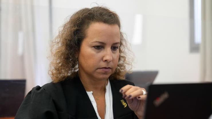 עו"ד יהודית תירוש, תובעת בתיק 4000 במשפט נתניהו