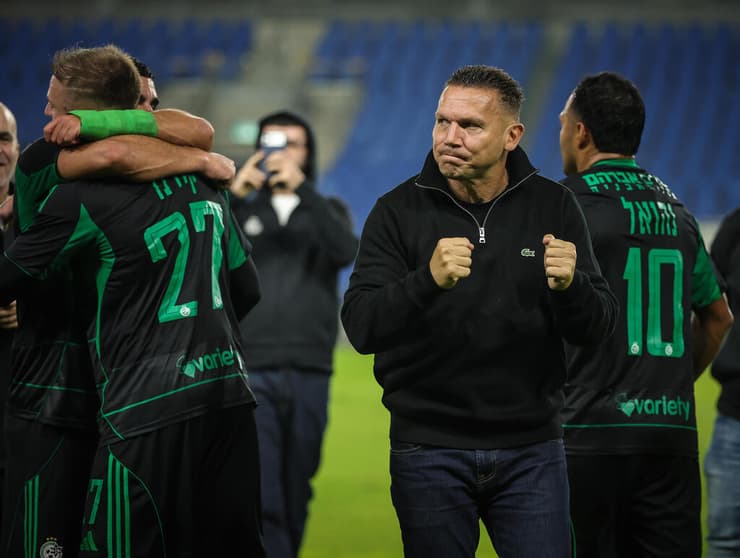 השחקנים בורחים מאחריות. בכר ושחקניו (צילום: עוז מועלם) בכר חוגג