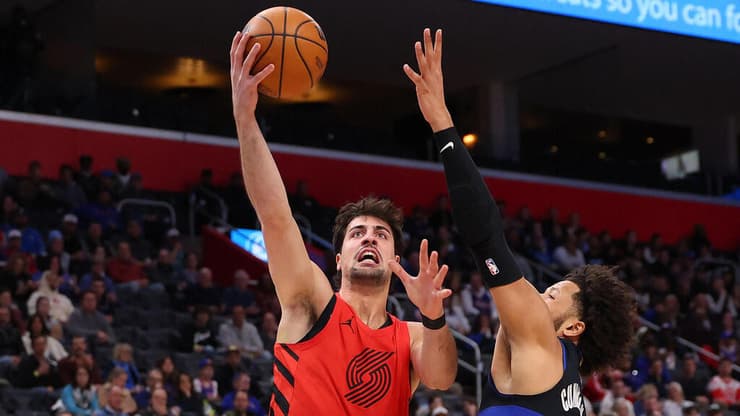 שחקן פורטלנד טרייל בלייזרס דני אבדיה מול שחקן דטרויט פיסטונס קייד קנינגהאם