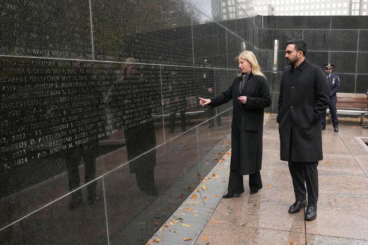 ג'סיקה טיש וממדאני ליד אנדרטת זיכרון לשוטרים בניו יורק