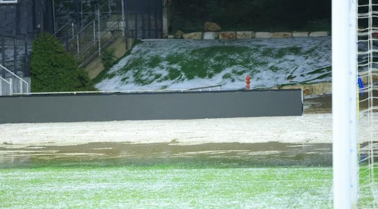 ההצפה שהגיעה אל המגרש