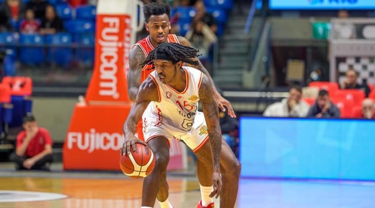 אנטוניו בלייקני שומר על קמרון הנרי