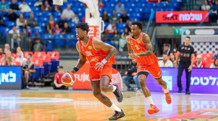 דן אוטורו עם הכדור, אנטוניו בלייקני מאחוריו