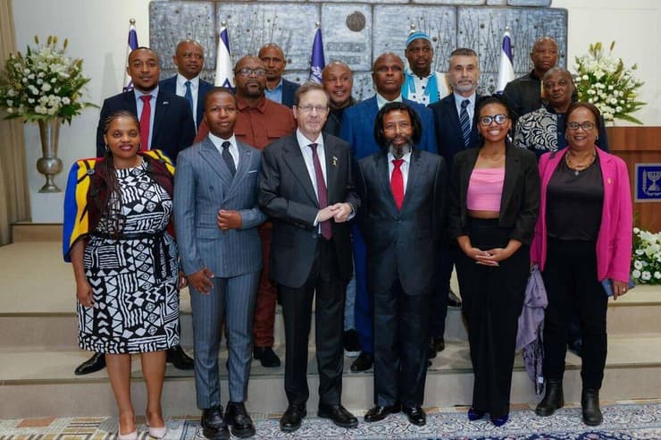 נשיא המדינה לצד המלך וחברי המשלחת המלווה