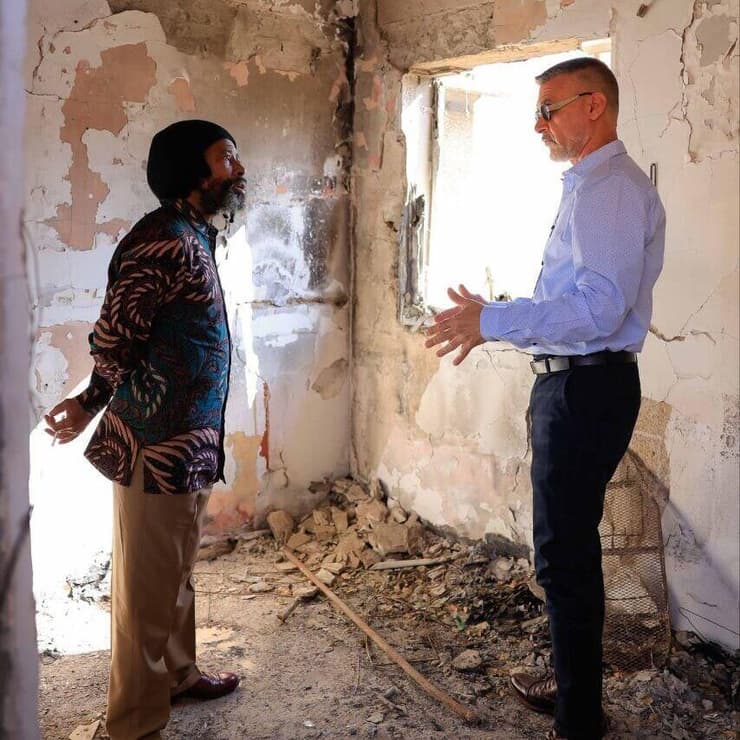 המלך מבקר בקיבוץ ניר עוז. משמאל המלך, מימין השגריר דוד סרנגה