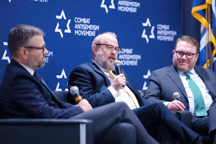 הרב יהודה קפלון, במרכז (צילום: Paul Morse Photography) הרב יהודה קפלון, במרכז