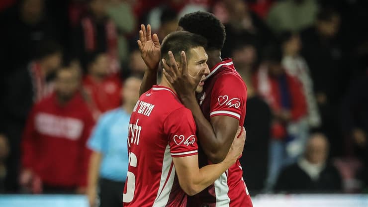 שער נהדר. ונטורה חוגג עם זלאטנוביץ' (צילום: עוז מועלם ) הפועל באר-שבע איגור זלאטנוביץ' לוקאס ונטורה - מכבי ת"א