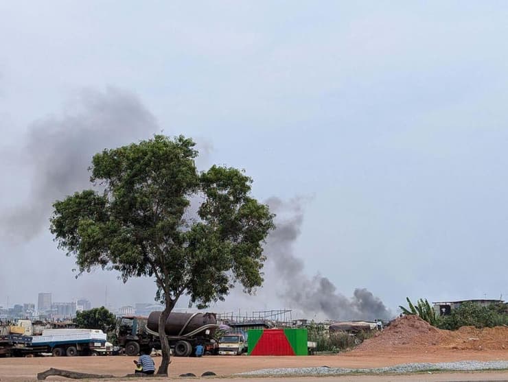 שריפת פסולת אלקטרונית שמשפיעה על אקרה, בירת גאנה (צילום: Brandon Marc Finn) שריפת פסולת אלקטרונית שמשפיעה על אקרה, בירת גאנה