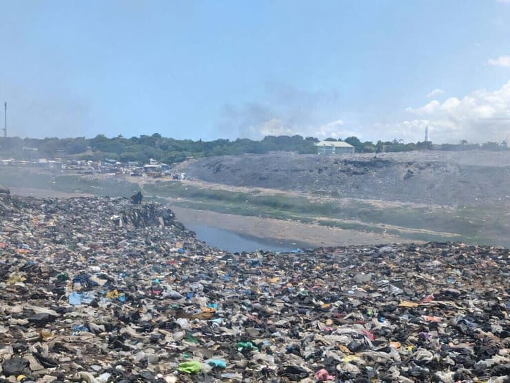אתר הפסולת האלקטרונית באגבוגבלושי שבגאנה (צילום: Brandon Marc Finn) אתר הפסולת האלקטרונית בהתיישבות הענייה אגבוגבלושי שבגאנה