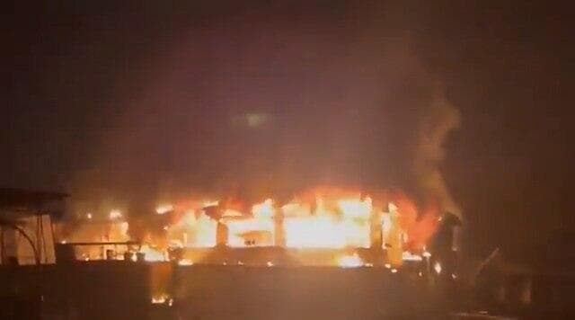 המועדון הבוער. הכבאים נדרשו לחנות במרחק 400 מטר שריפה ב מועדון ב גואה הודו