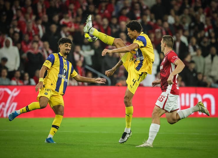 הייטור מרחיק (צילום: עוז מועלם ) הפועל באר-שבע איגור זלאטנוביץ' - מכבי ת"א הייטור רוי רביבו