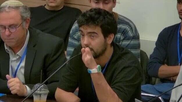 "אנחנו ראשונים לזכויות, וצריכים להיות גם ראשונים בחובות". קמינר (צילום: ערוץ הכנסת) אלון קמינר בוועדת החוץ והביטחון