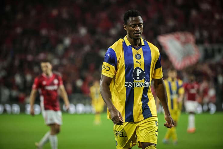 ארבע נקודות בלבד מ-12 האחרונות. על קמארה מאוכזב (צילום: עוז מועלם) הפועל באר-שבע - מכבי ת"א מוחמד עלי קמארה